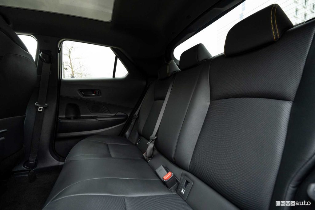 Toyota C-HR PHEV sedili posteriori abitacolo