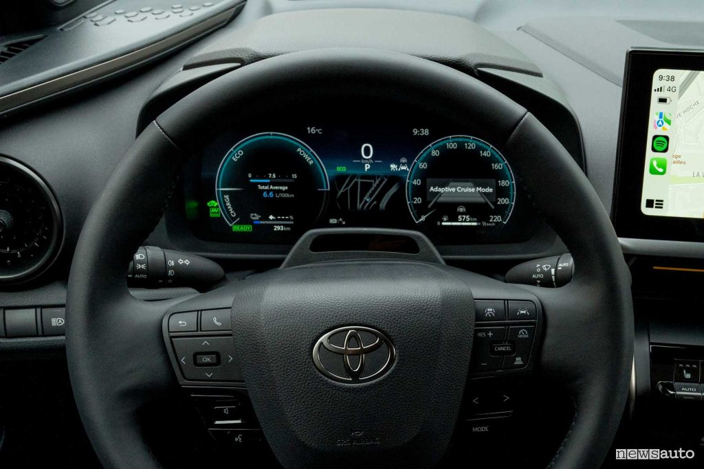 Toyota C-HR PHEV display quadro strumenti
