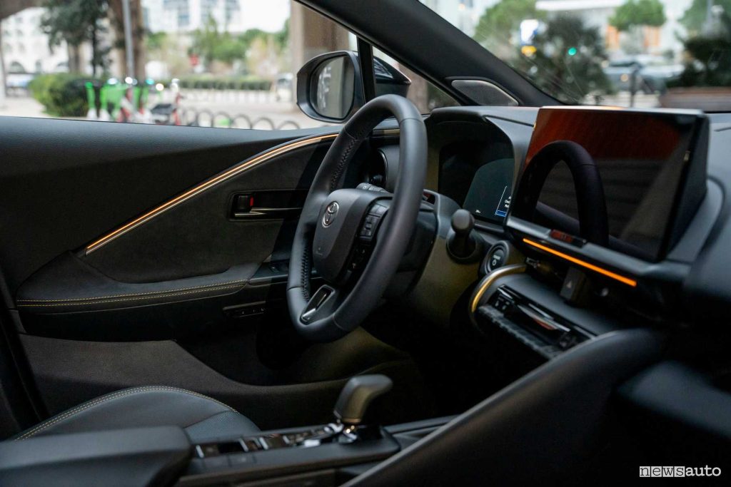 Toyota C-HR PHEV plancia abitacolo