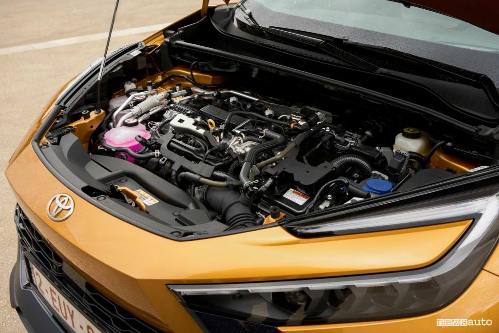 Il vano motore del nuovo Toyota C-HR PHEV plug-in, motore termico e motore elettrico