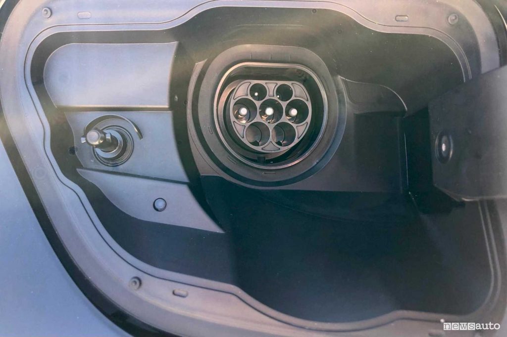 Toyota C-HR PHEV vano per la ricarica AC