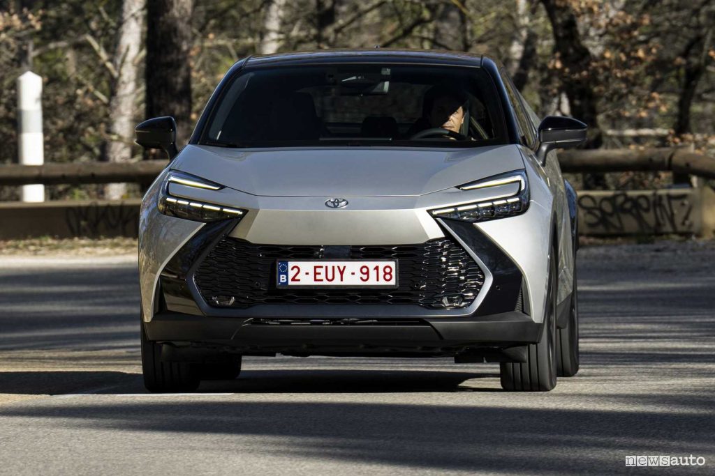 La prova del Toyota C-HR PHEV plug in durante il test drive sulle strade di Marsiglia