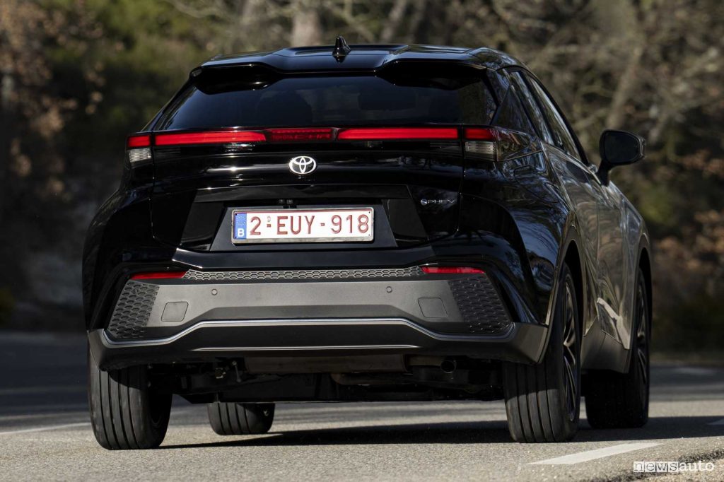 La C-HR plug-in in movimento sulle strade di Marsiglia