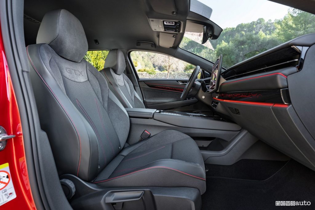 Volkswagen ID.7 GTX Tourer sedili anteriori abitacolo