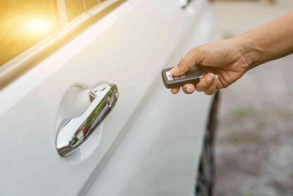 Apertura porta con telecomando e pulsante