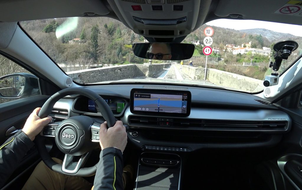 Al volante della Jeep Avenger durante un passaggio su un ponte durante la prova