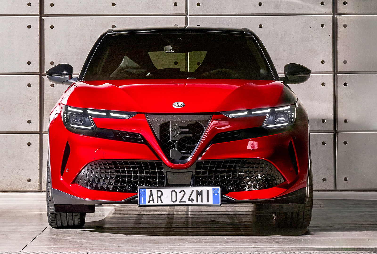 Alfa-Romeo-Milano-Rossa-5.jpg