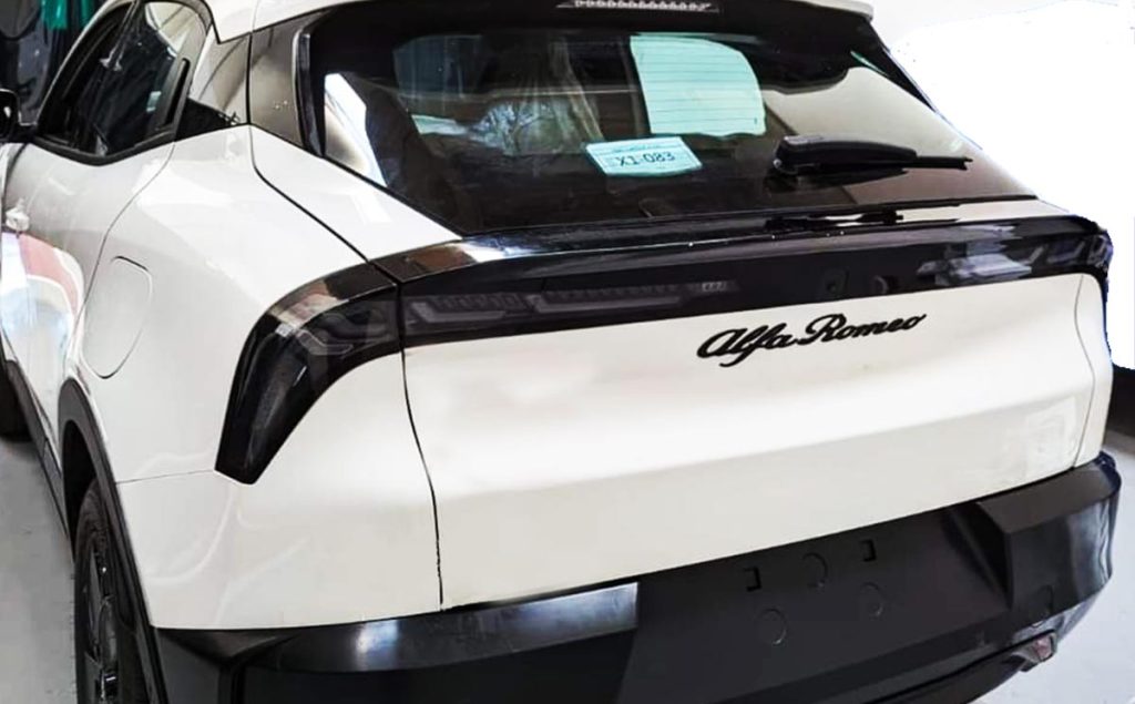 Una delle prime immagini dell'Alfa Romeo Milano diffuse in anteprima sui social 