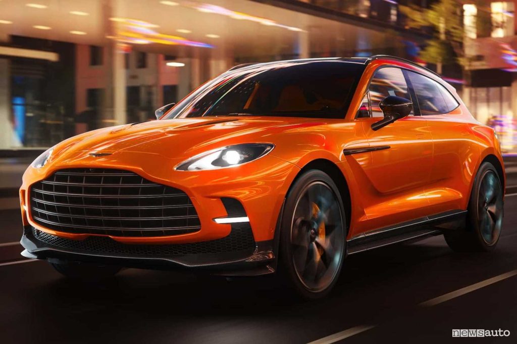 Aston Martin DBX707 su strada