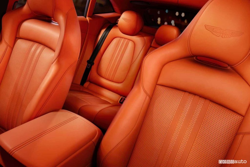 Aston Martin DBX707 sedili abitacolo