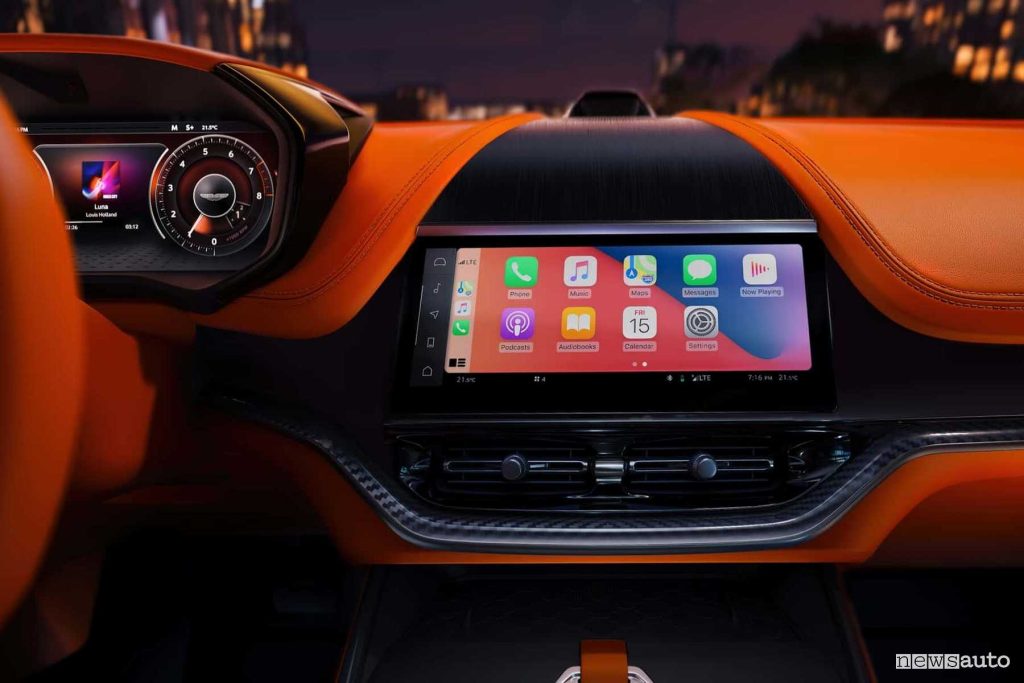 Aston Martin DBX707 schermo centrale da 10,25" Apple CarPlay