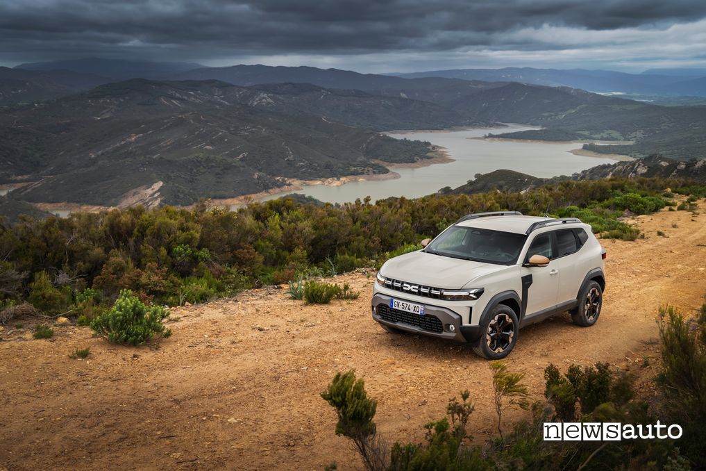 Dacia Duster Hybrid su sterrato