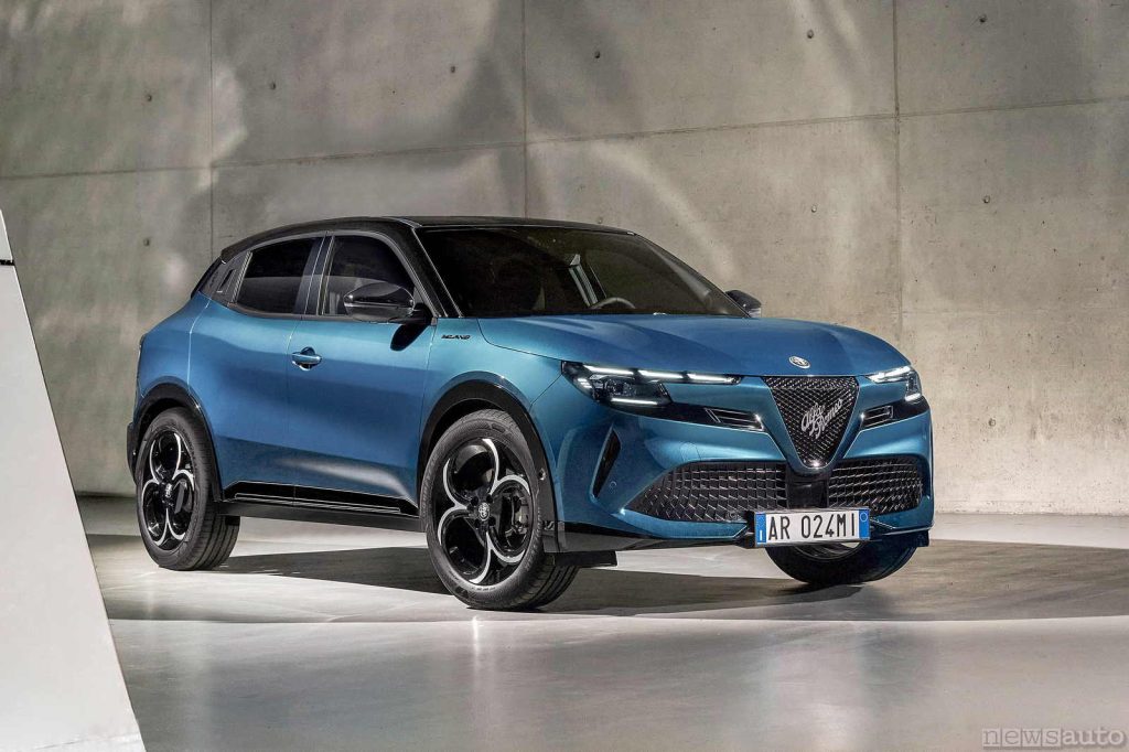 L'Alfa Milano di colore blu con mascherina frontale a griglia e scritta Alfa Romeo. 
