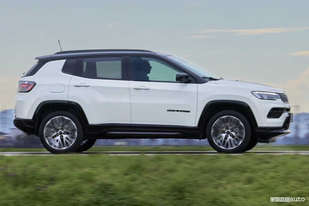 Jeep Compass e-Hybrid su strada