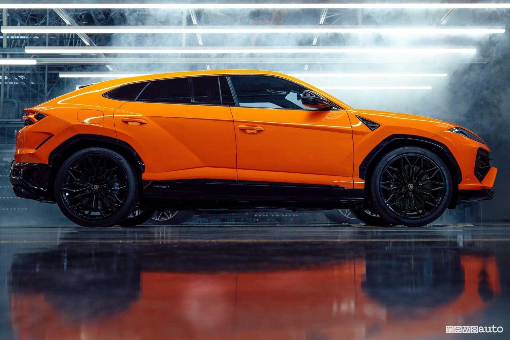 Lamborghini Urus plug-in SE laterale