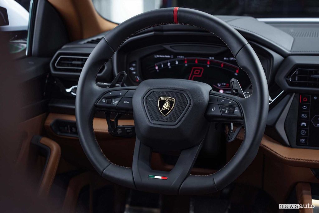 Lamborghini Urus plug-in SE volante abitacolo