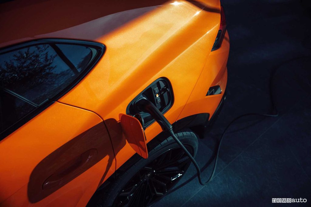 Lamborghini Urus plug-in SE in ricarica AC