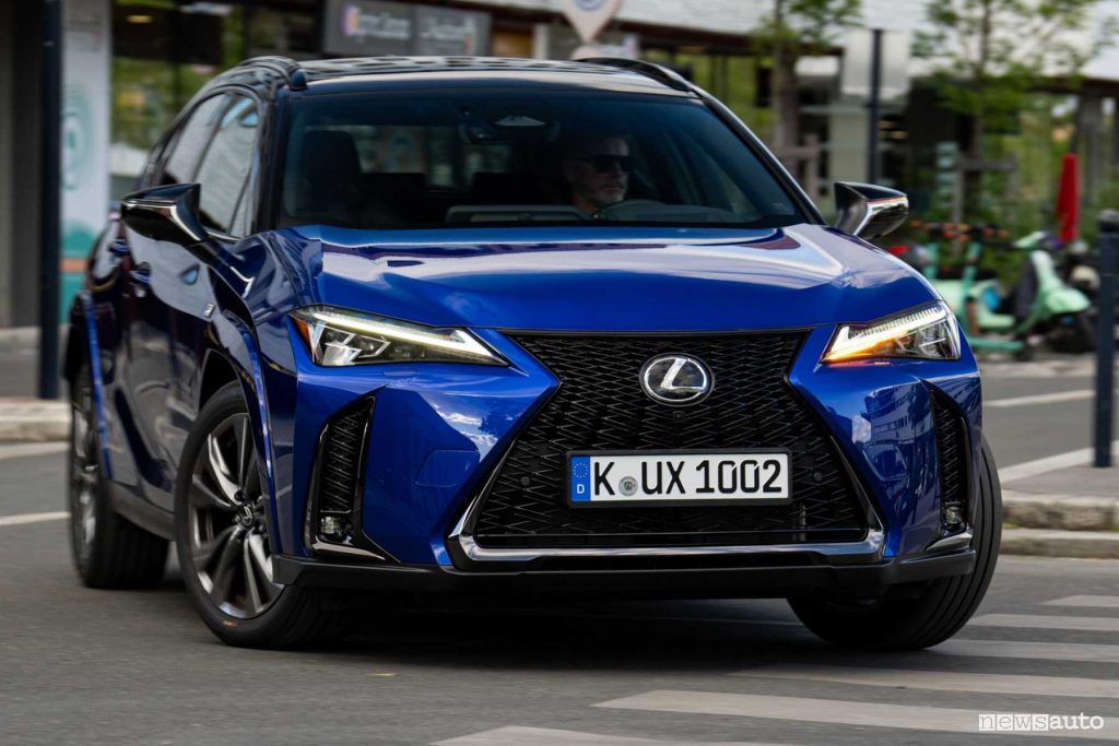 Lexus UX 300h F Sport su strada