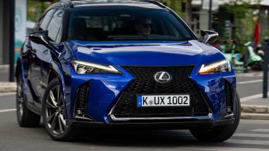 Lexus UX 300h F Sport su strada