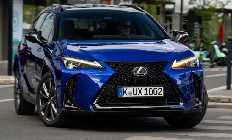 Lexus UX 300h F Sport su strada