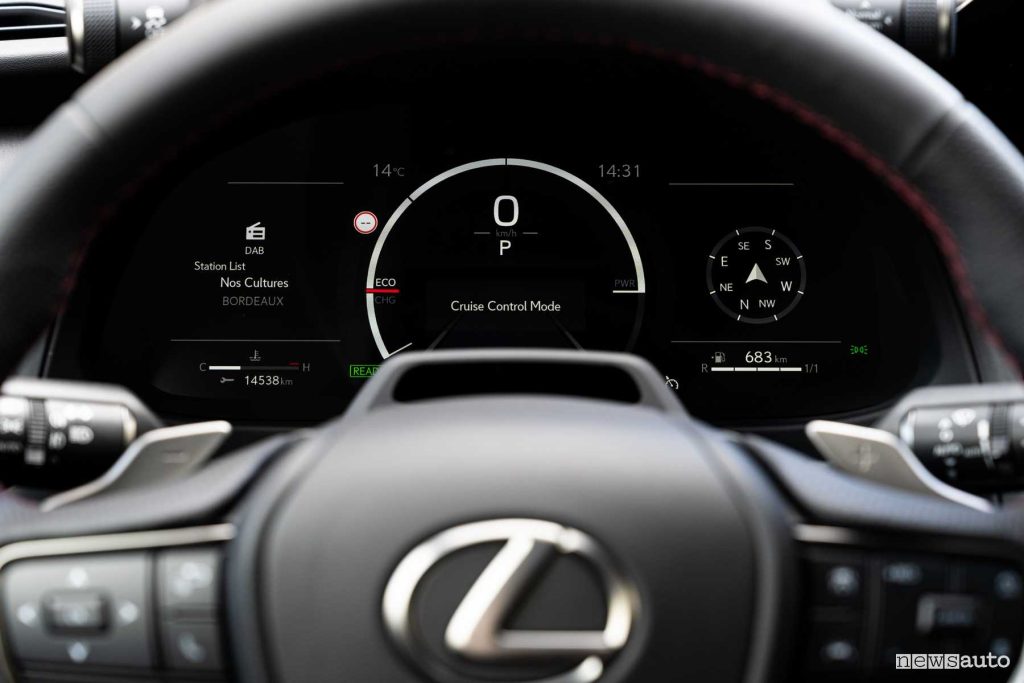 Lexus UX 300h F Sport display quadro strumenti