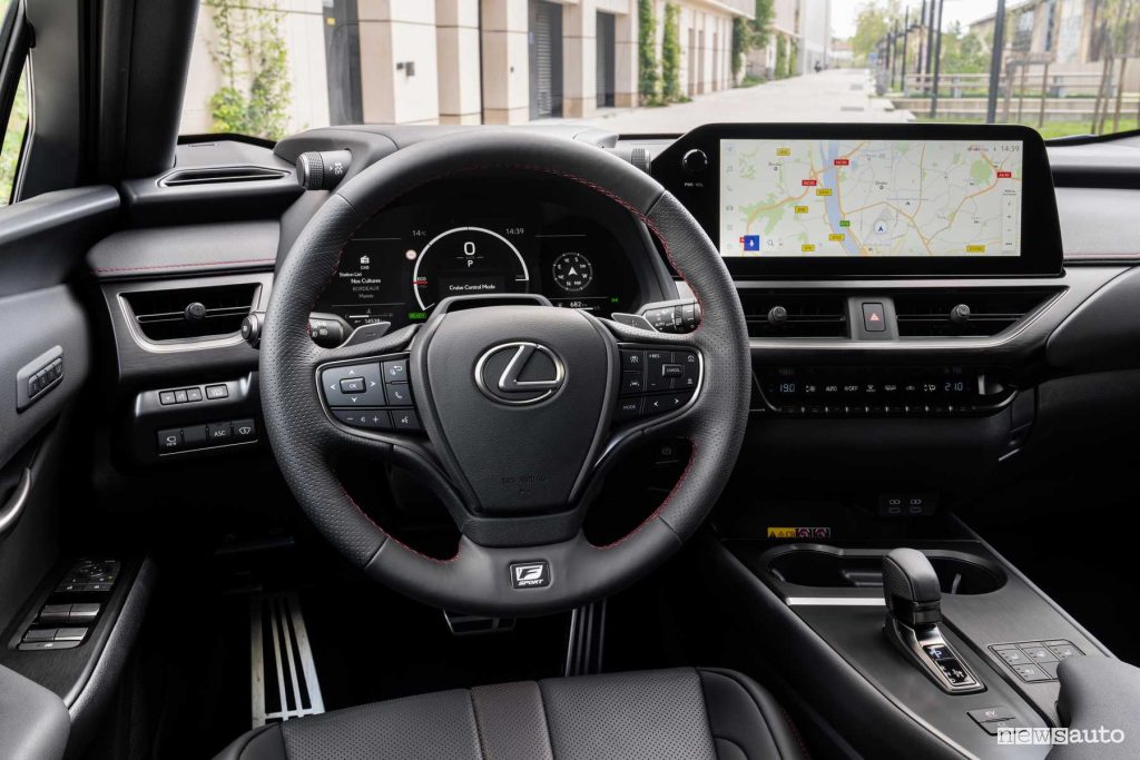 Lexus UX 300h F Sport plancia abitacolo