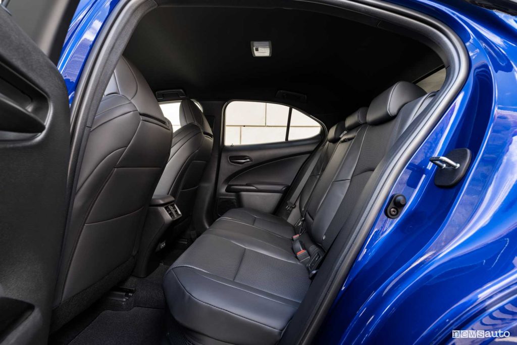 Lexus UX 300h F Sport sedili posteriori abitacolo