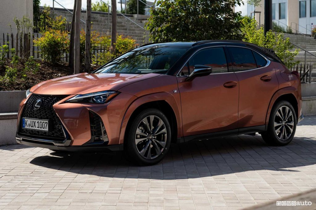 Lexus UX 300h F Sport livrea Sonic Copper