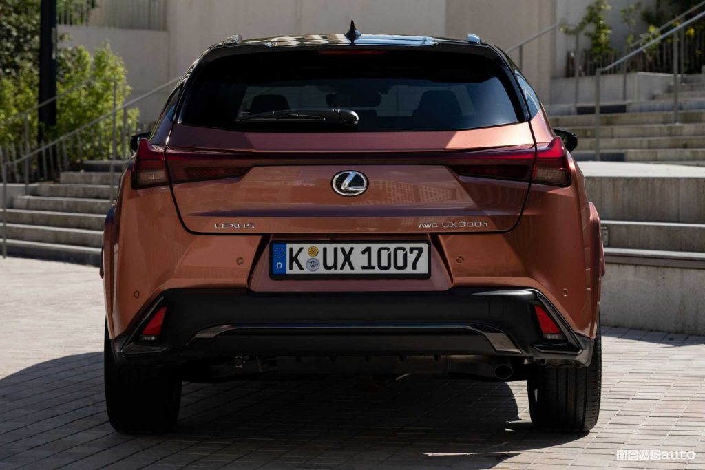 Lexus UX 300h F Sport Sonic Copper posteriore