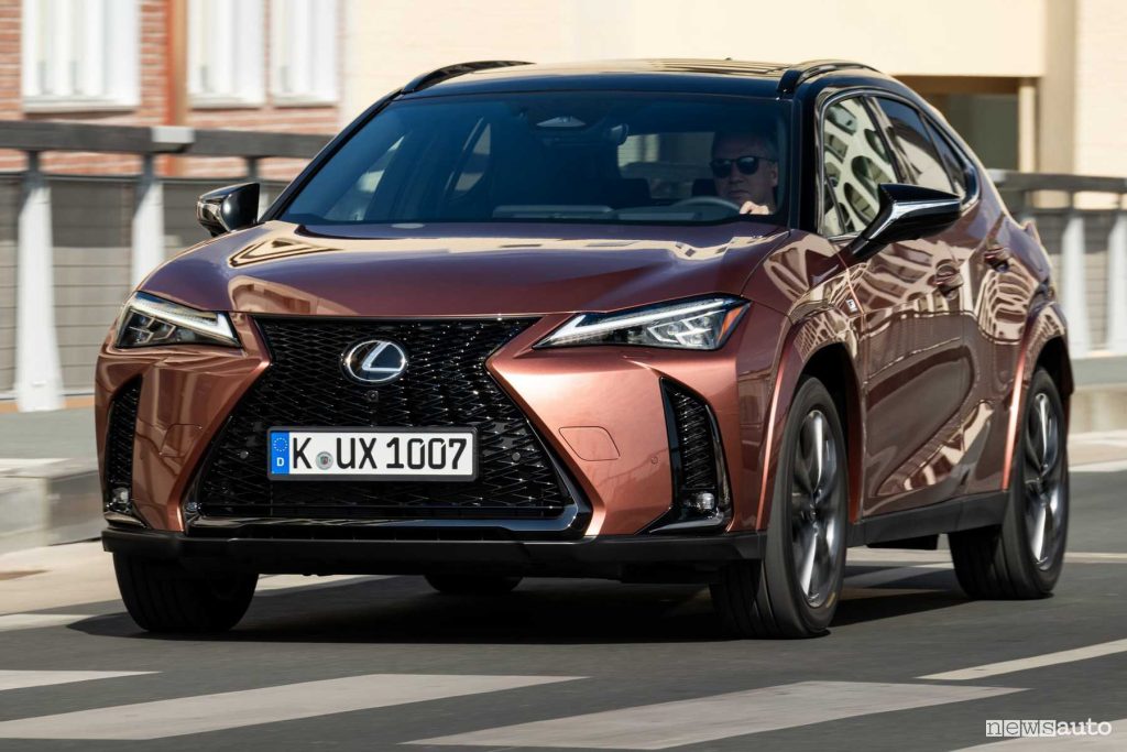 Lexus UX 300h F Sport su strada