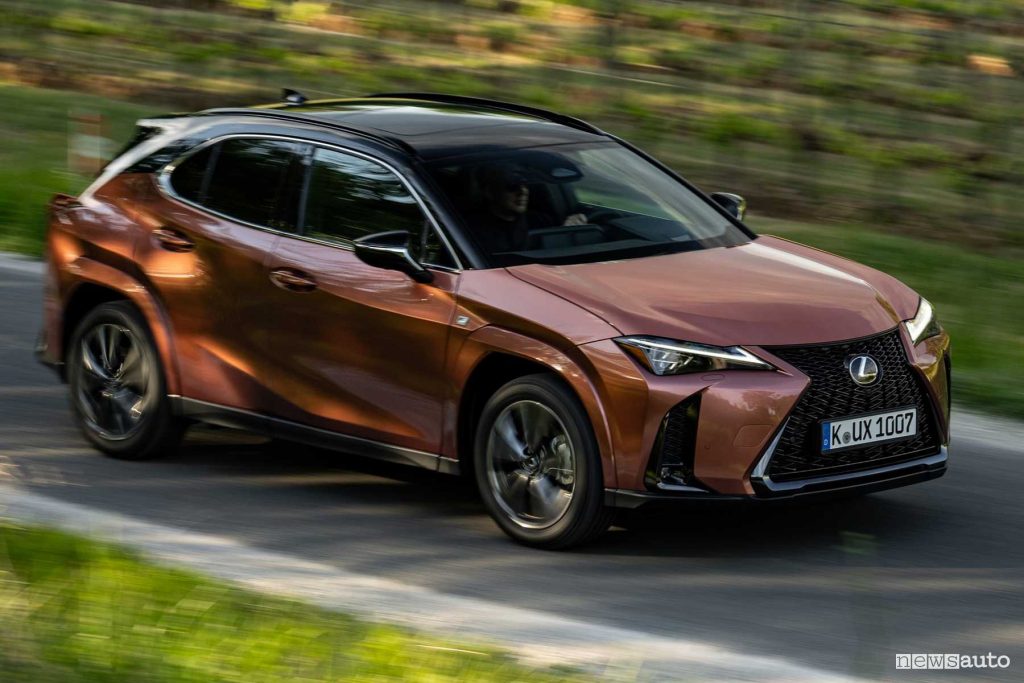 Lexus UX 300h F Sport su strada