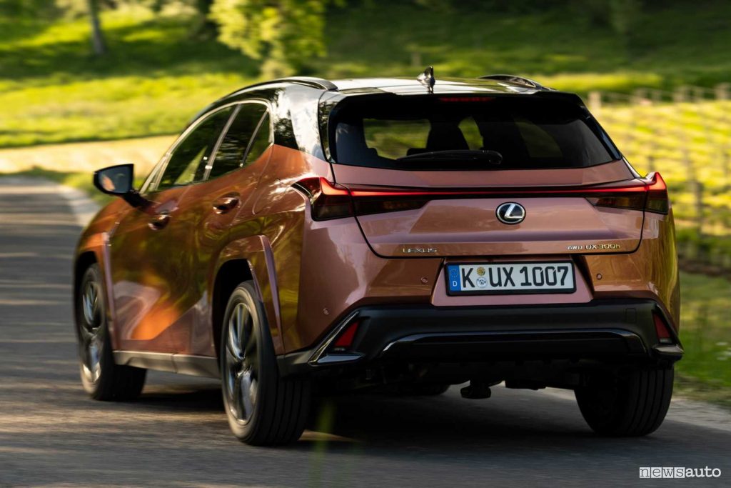 Lexus UX 300h F Sport su strada