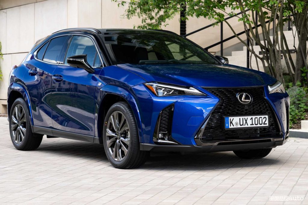 Lexus UX 300h F Sport anteriore 3/4