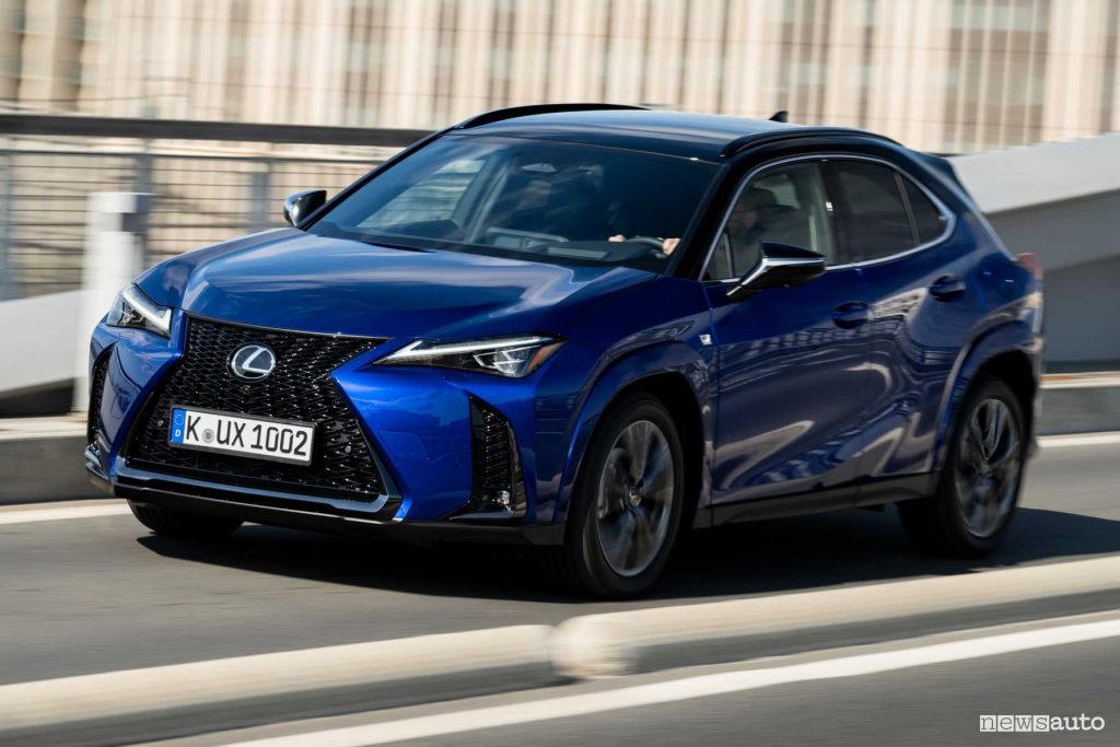 Lexus UX 300h F Sport su strada