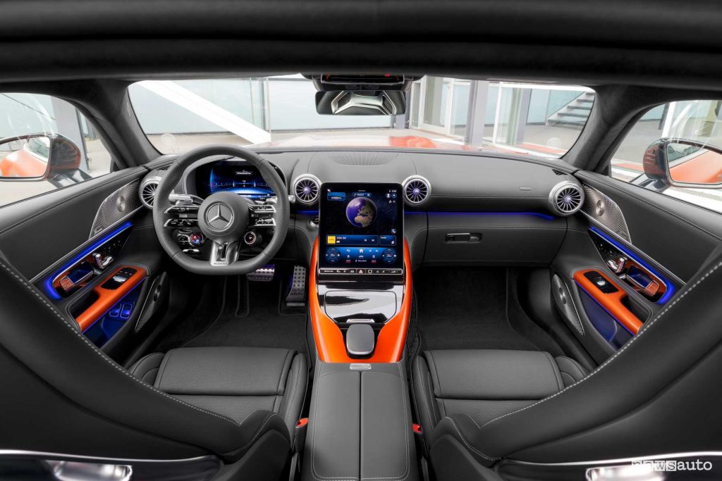 Mercedes AMG GT 63 S E Performance plancia abitacolo