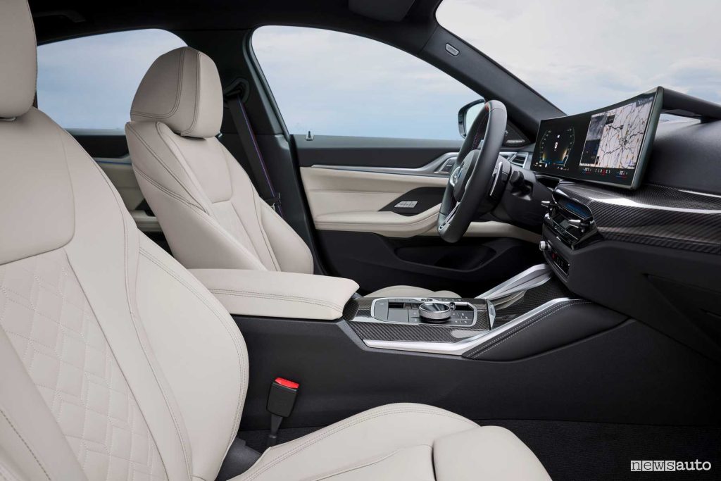 BMW M440i xDrive Gran Coupé sedili anteriori abitacolo