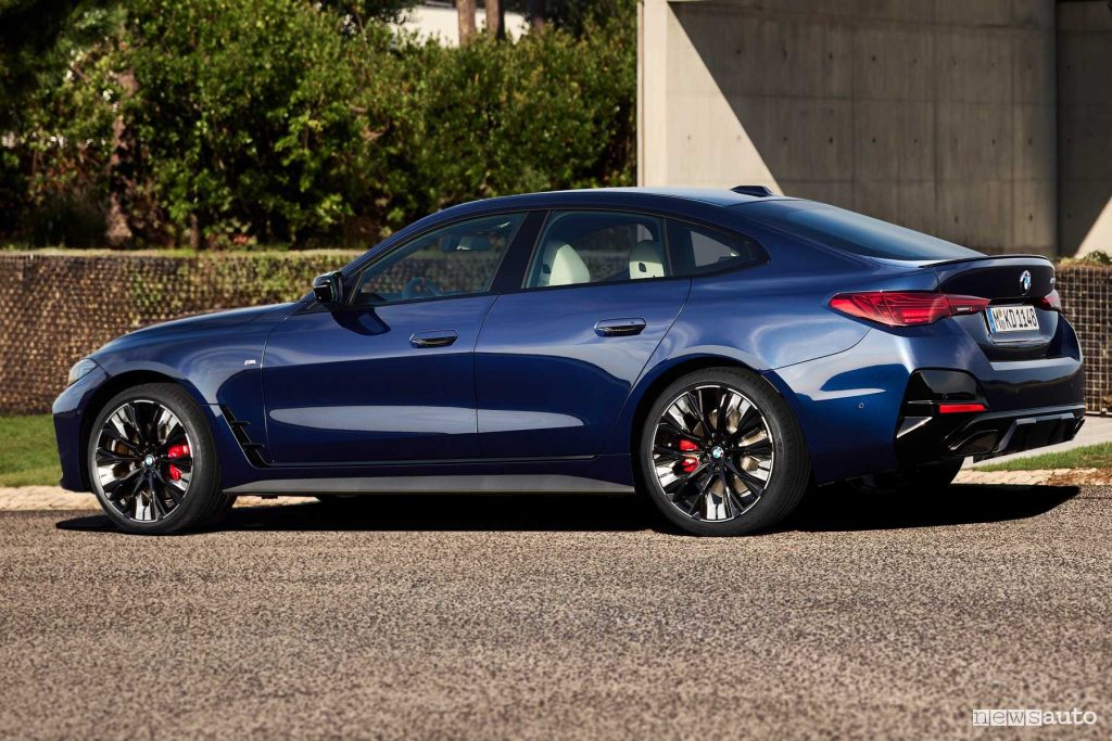 BMW M440i xDrive Gran Coupé posteriore 3/4