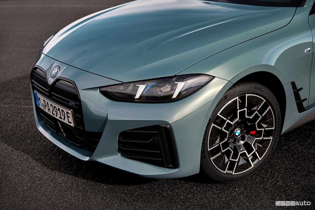 BMW i4 M50 xDrive fari anteriori firma luminosa
