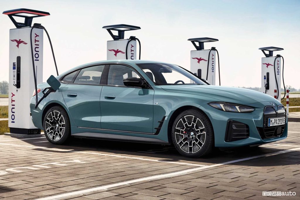 BMW i4 M50 xDrive in ricarica Ionity