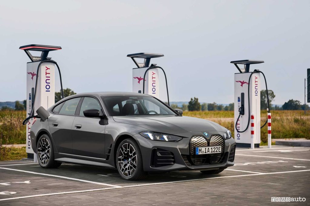 BMW i4 eDrive40in ricarica Ionity