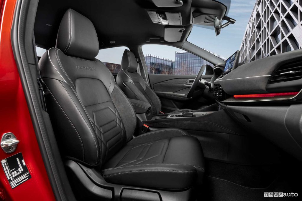 Nissan Qashqai 2024 sedili anteriori abitacolo