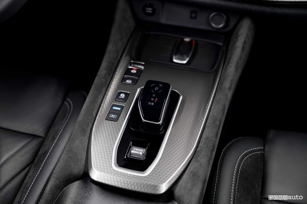 Nissan Qashqai 2024 leva cambio automatico console centrale