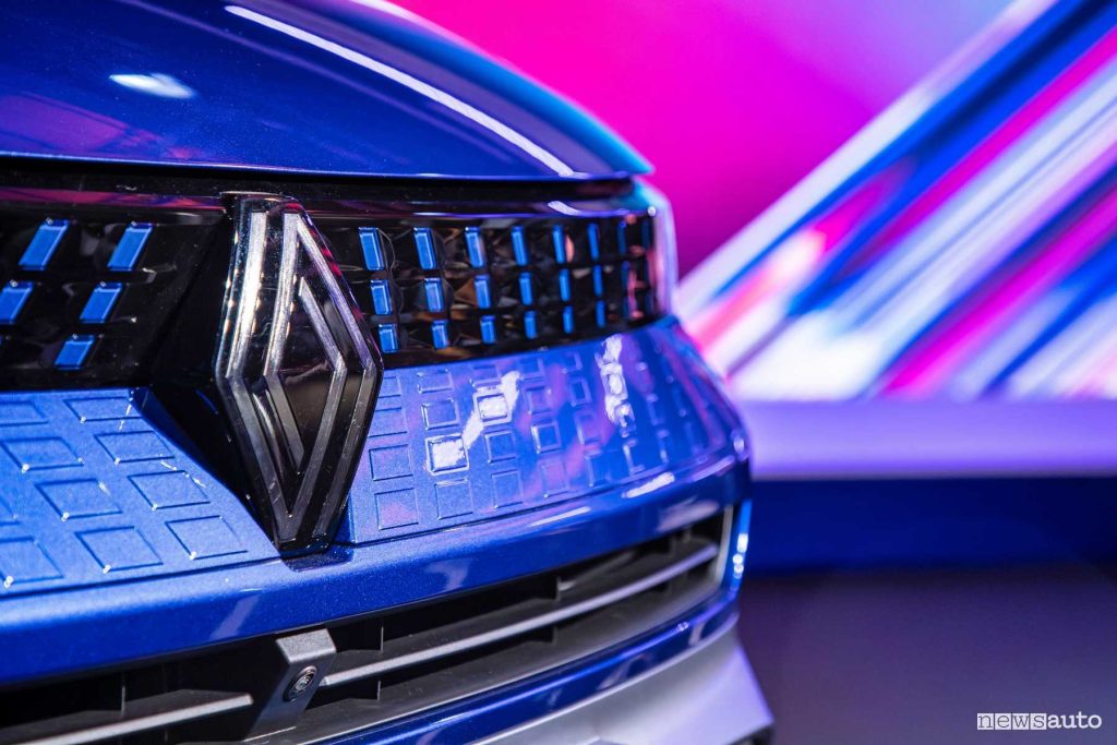 Renault Captur Esprint Alpine logo telecamera anteriore