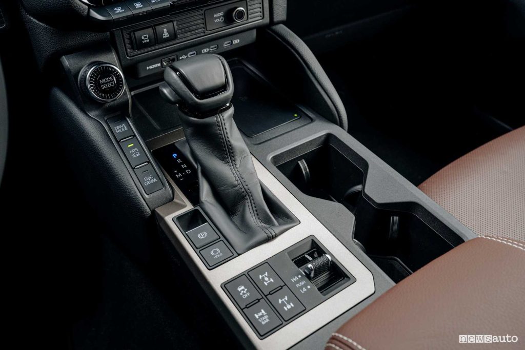 Nuova Toyota Land Cruise leva cambio automatico console centrale