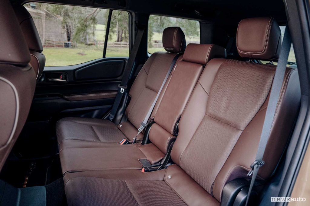 Nuova Toyota Land Cruise First Edition sedili posteriori abitacolo