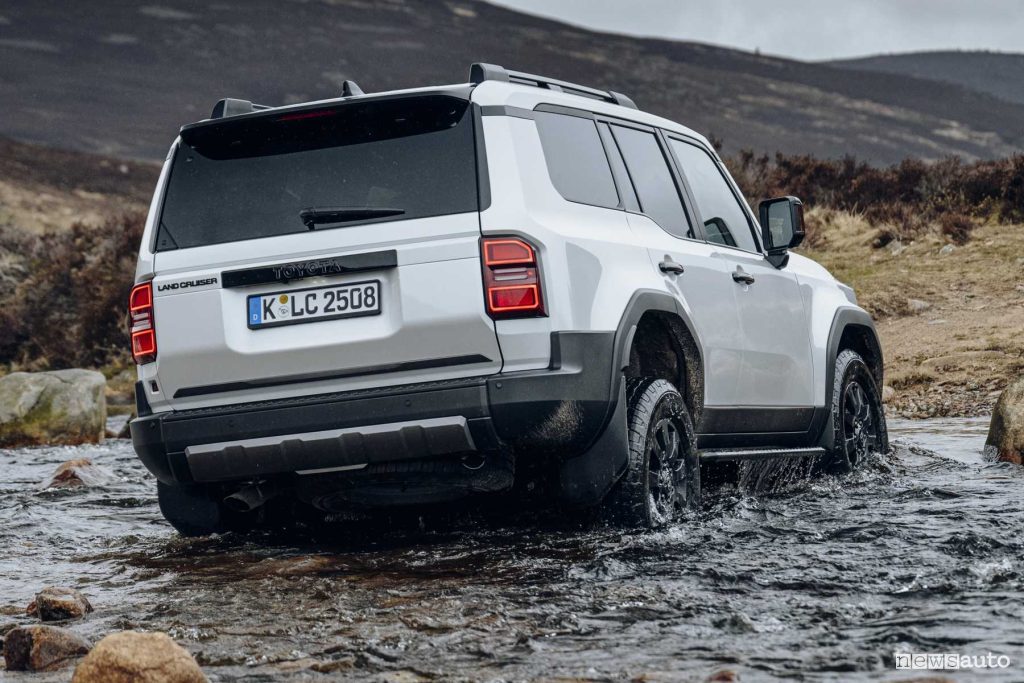 Nuova Toyota Land Cruise guado in off road