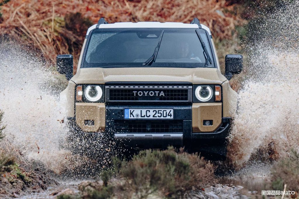 Nuova Toyota Land Cruise First Edition in off road