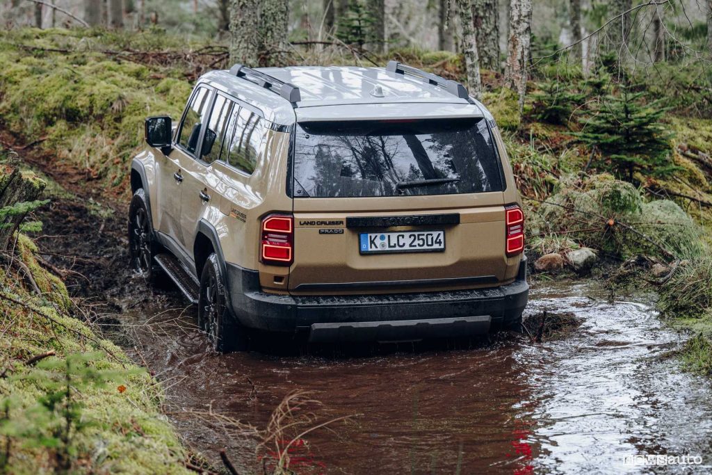 Nuova Toyota Land Cruise First Edition guado in off road