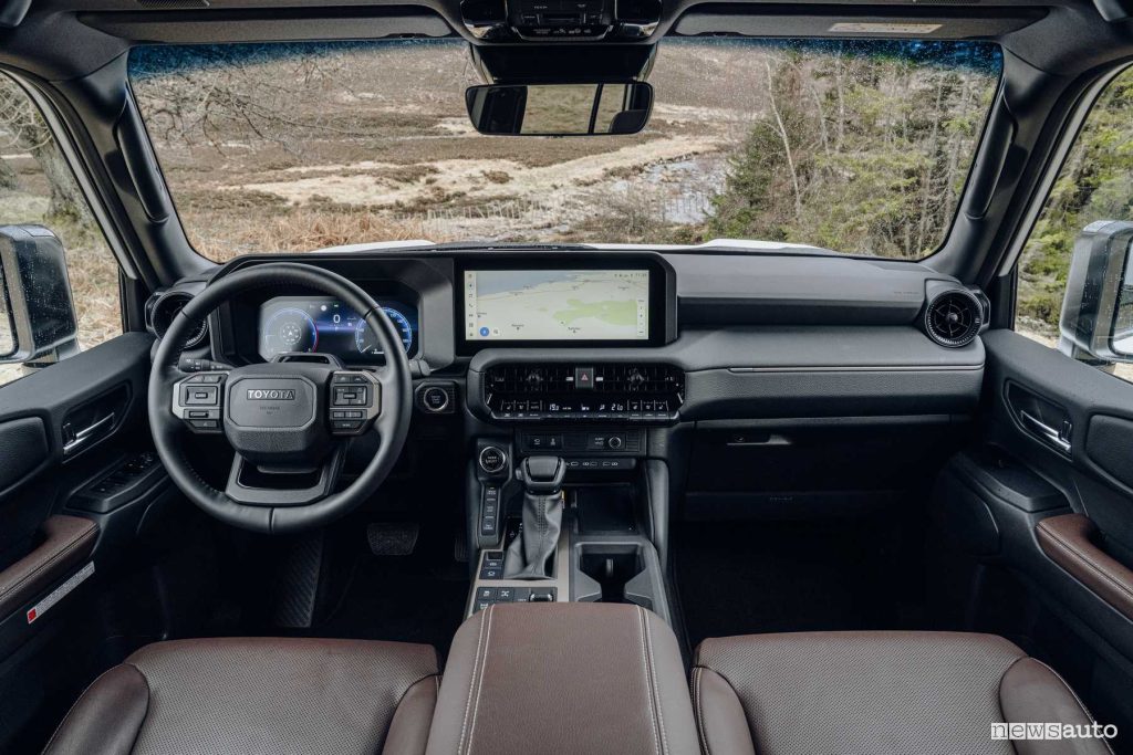Nuova Toyota Land Cruise First Edition plancia abitacolo