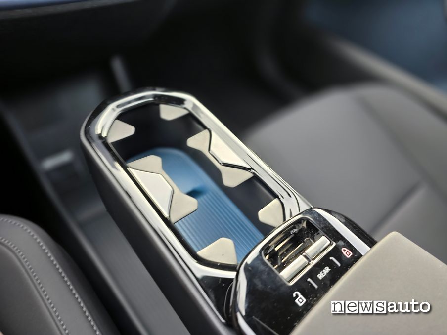 Volvo EX30 bracciolo anteriore